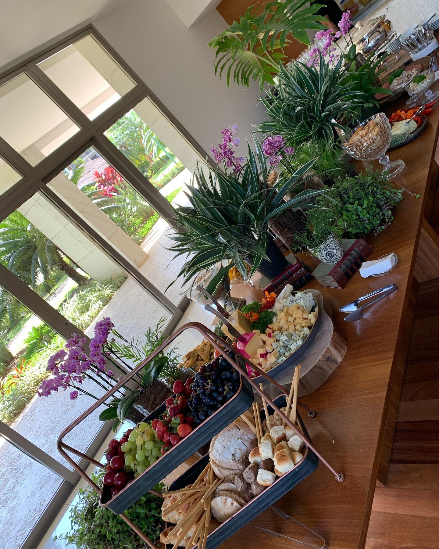 Ambiente preparado com buffet e decoração
