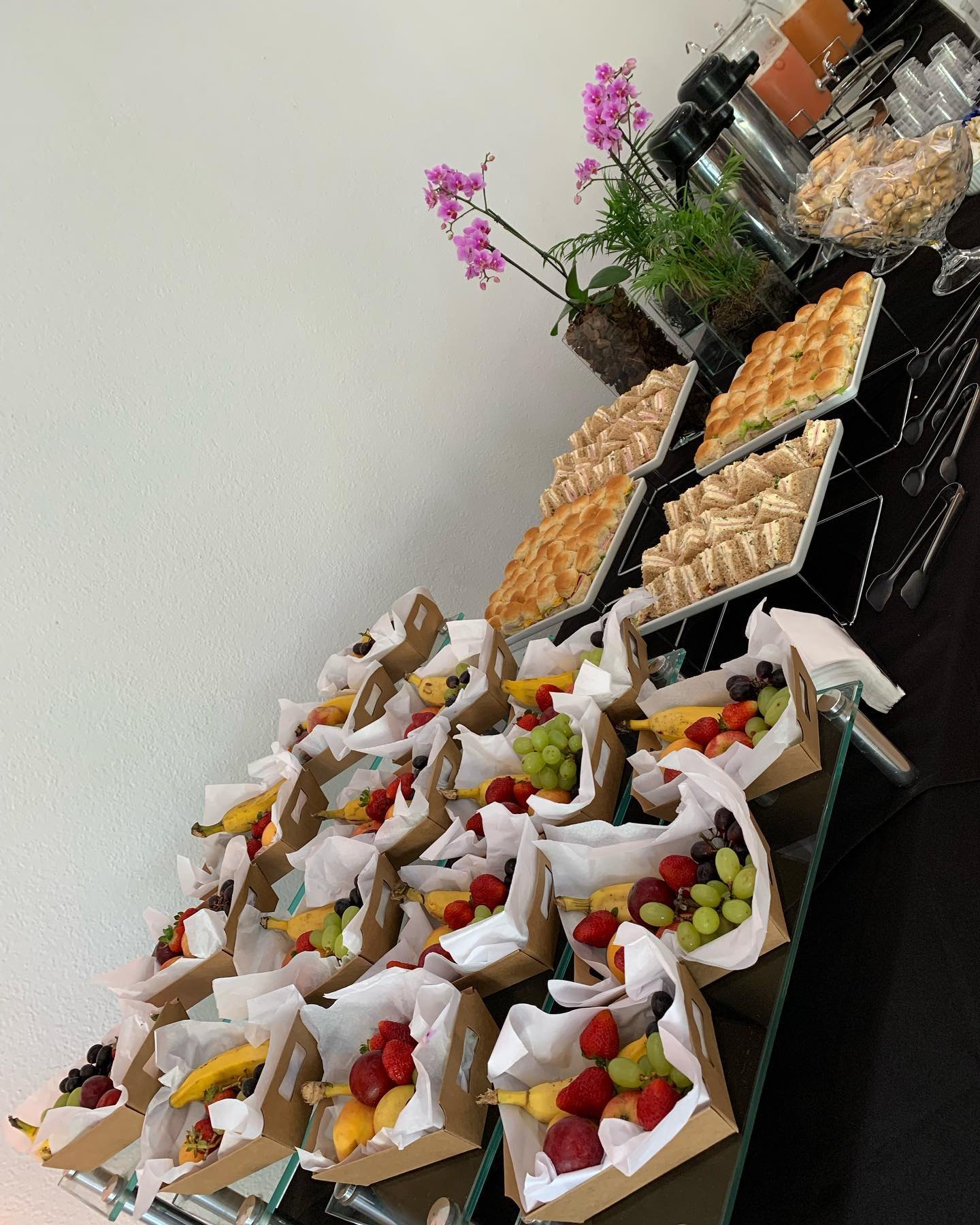 Seleção de aperitivos apresentados em uma mesa de buffet