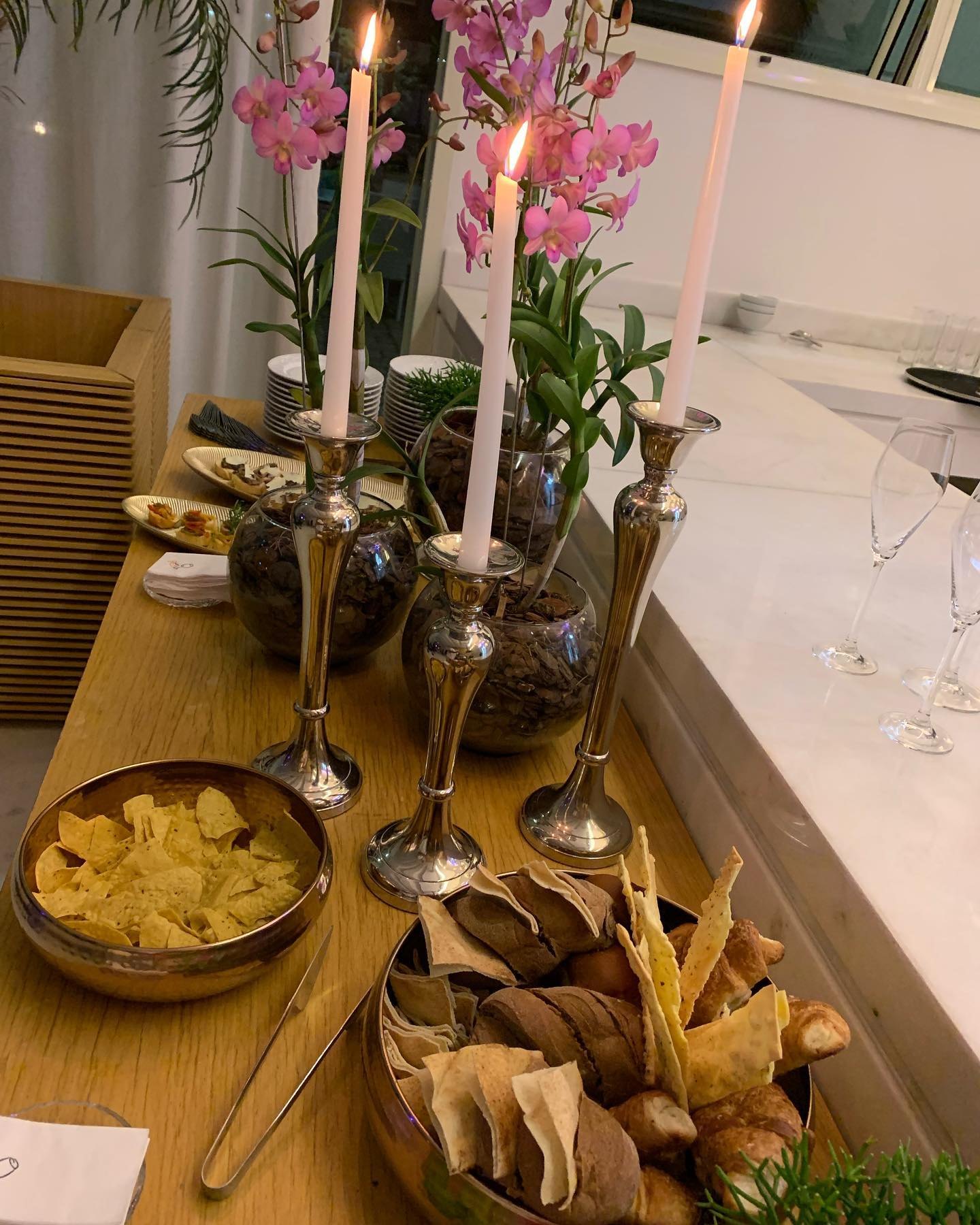 Arranjo floral e detalhes de uma mesa posta