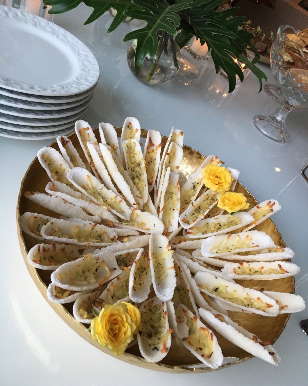 Seleção de pratos servidos em uma mesa de buffet