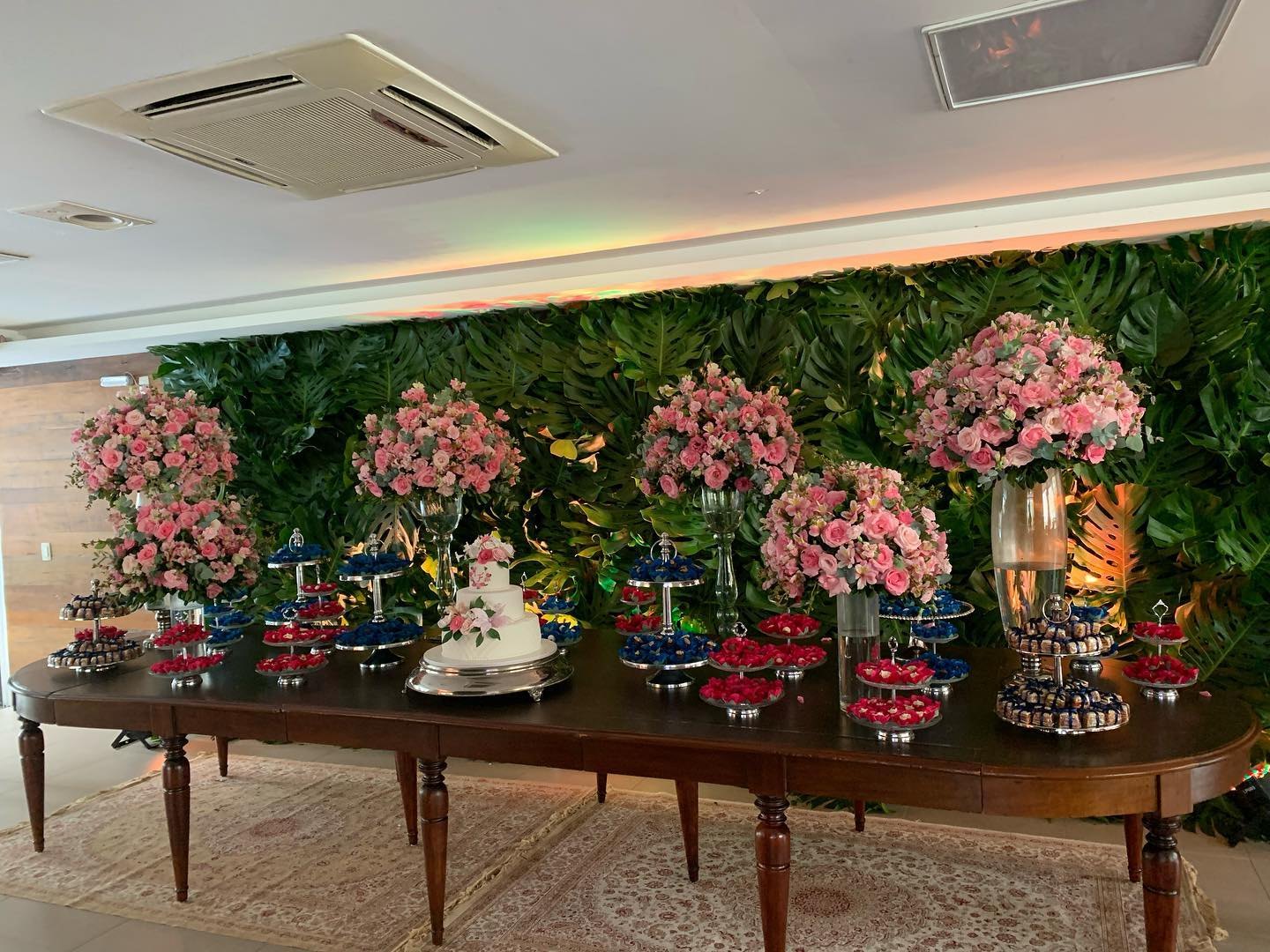 Mesa de buffet com arranjos florais