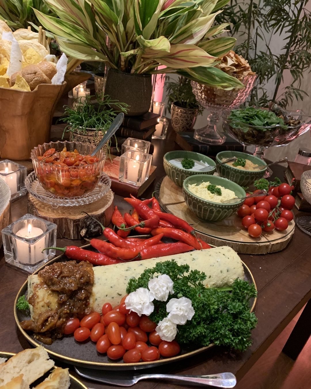 Mesa gastronômica montada com ingredientes e arranjos
