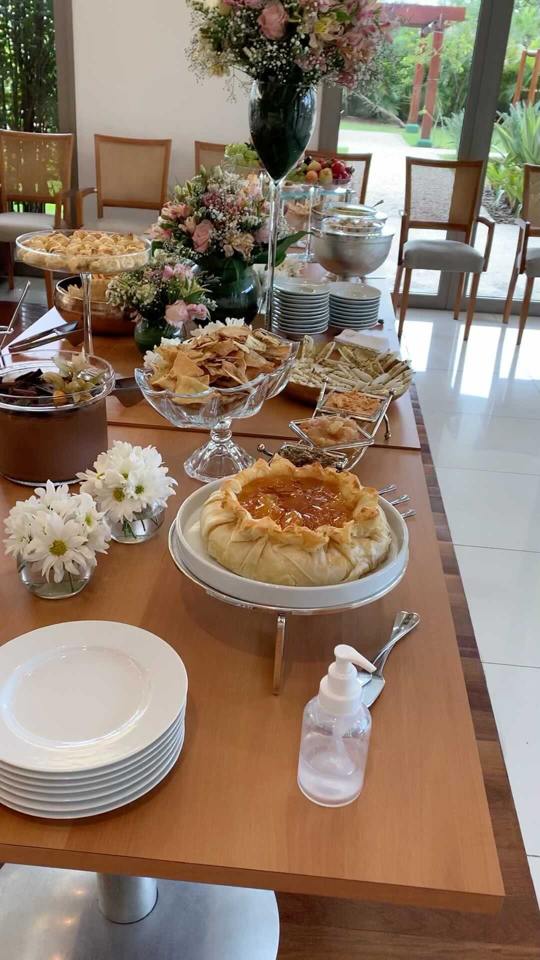 Mesa com pratos e louças preparados para servir
