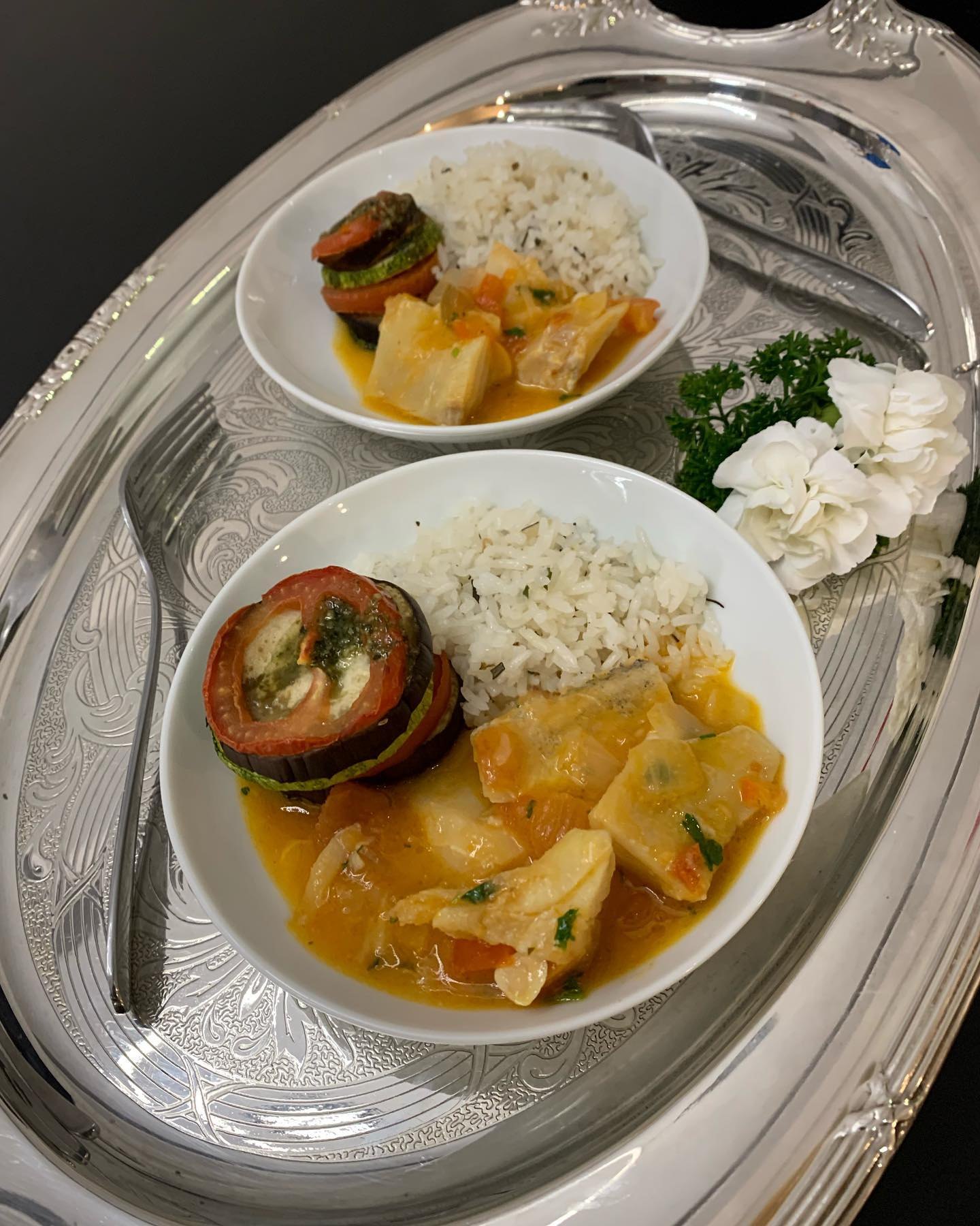 Pratos individuais apresentados em uma bandeja
